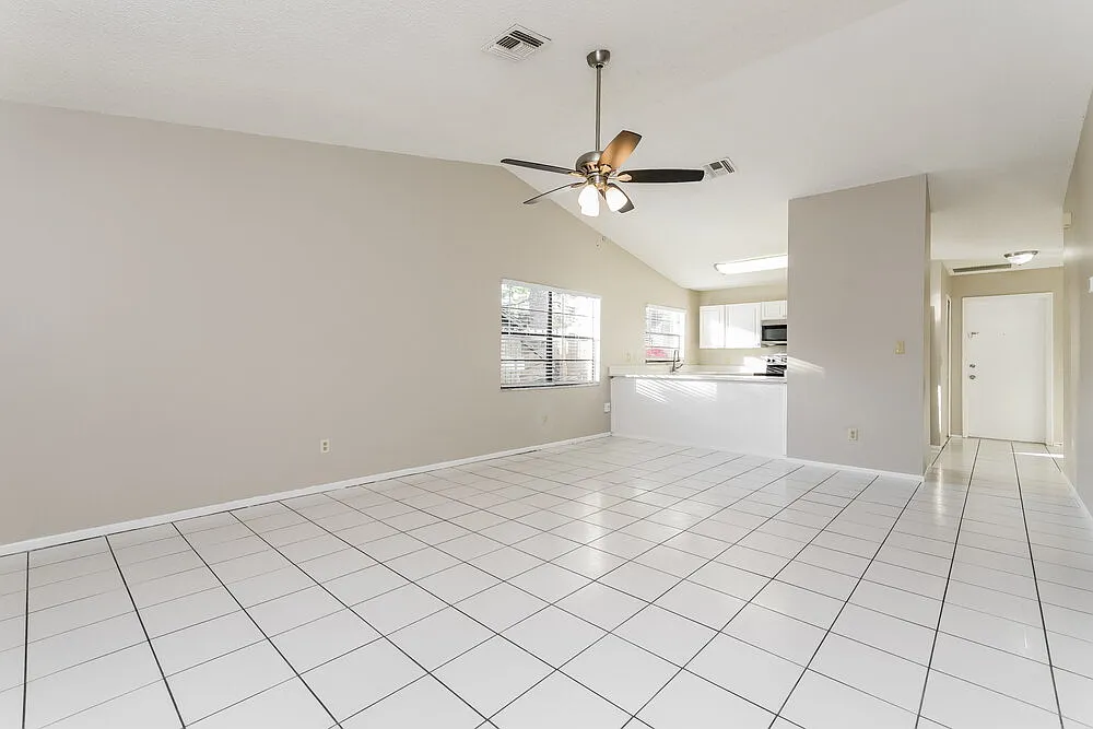 3 bed, 2.0 bath, 1241 sqft, $2,280 — Photo 4