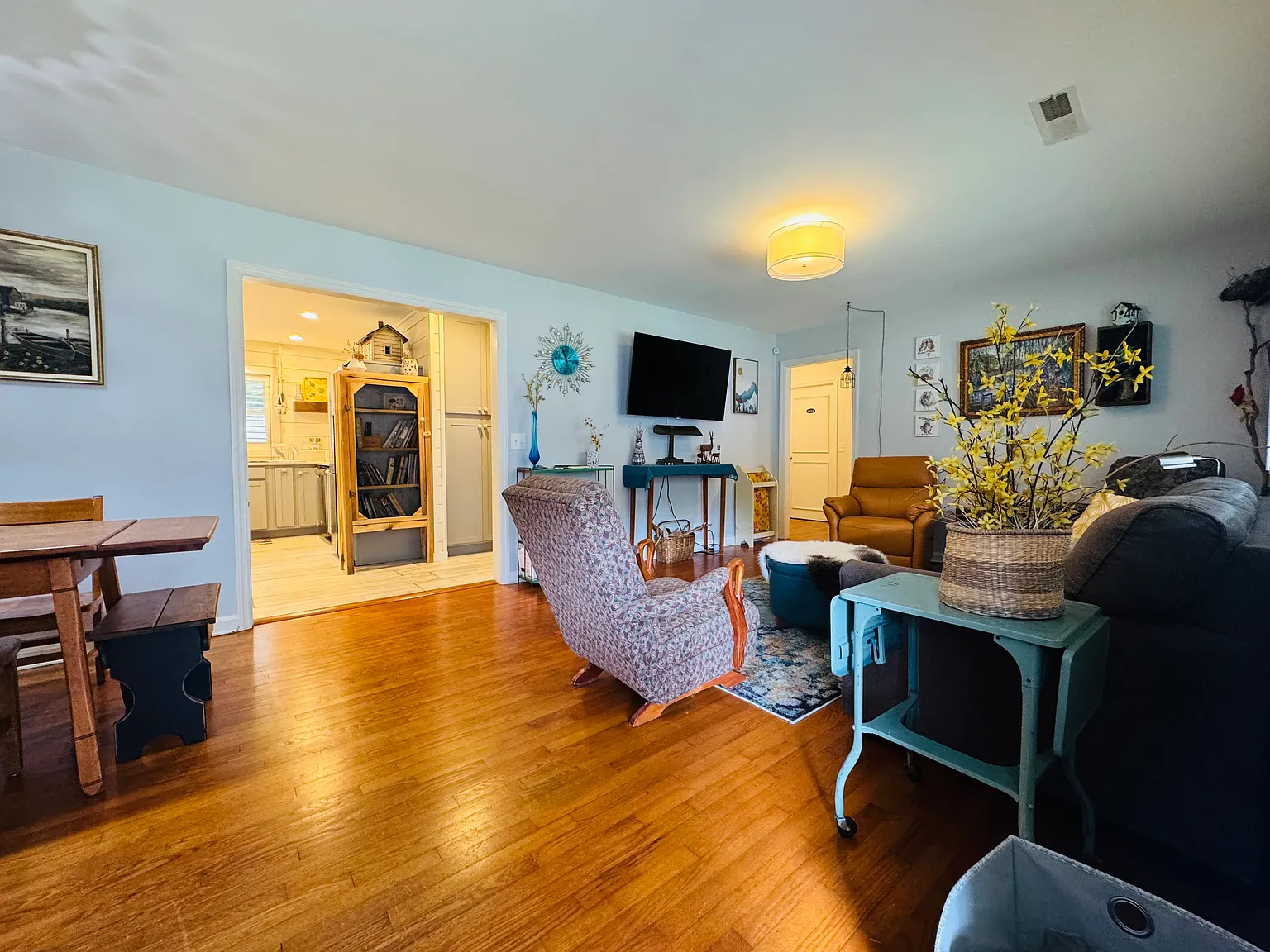 3 bed, 1.5 bath, 1432 sqft, $2,000 — Photo 2