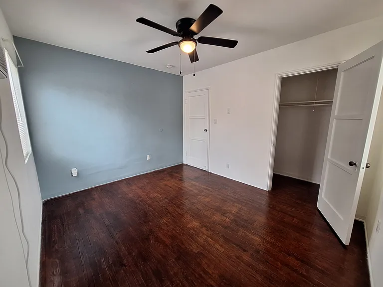 11256 Victory Blvd — Photo 14