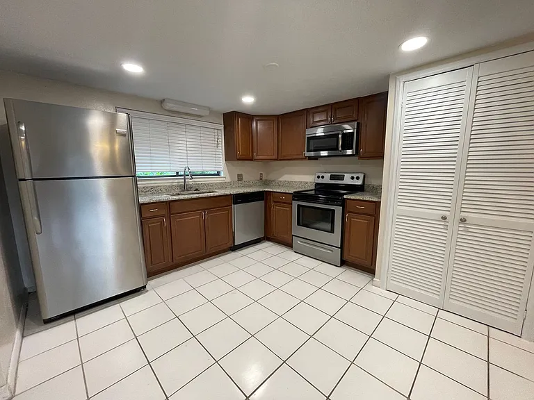 710 Raymond Cir — Photo 4