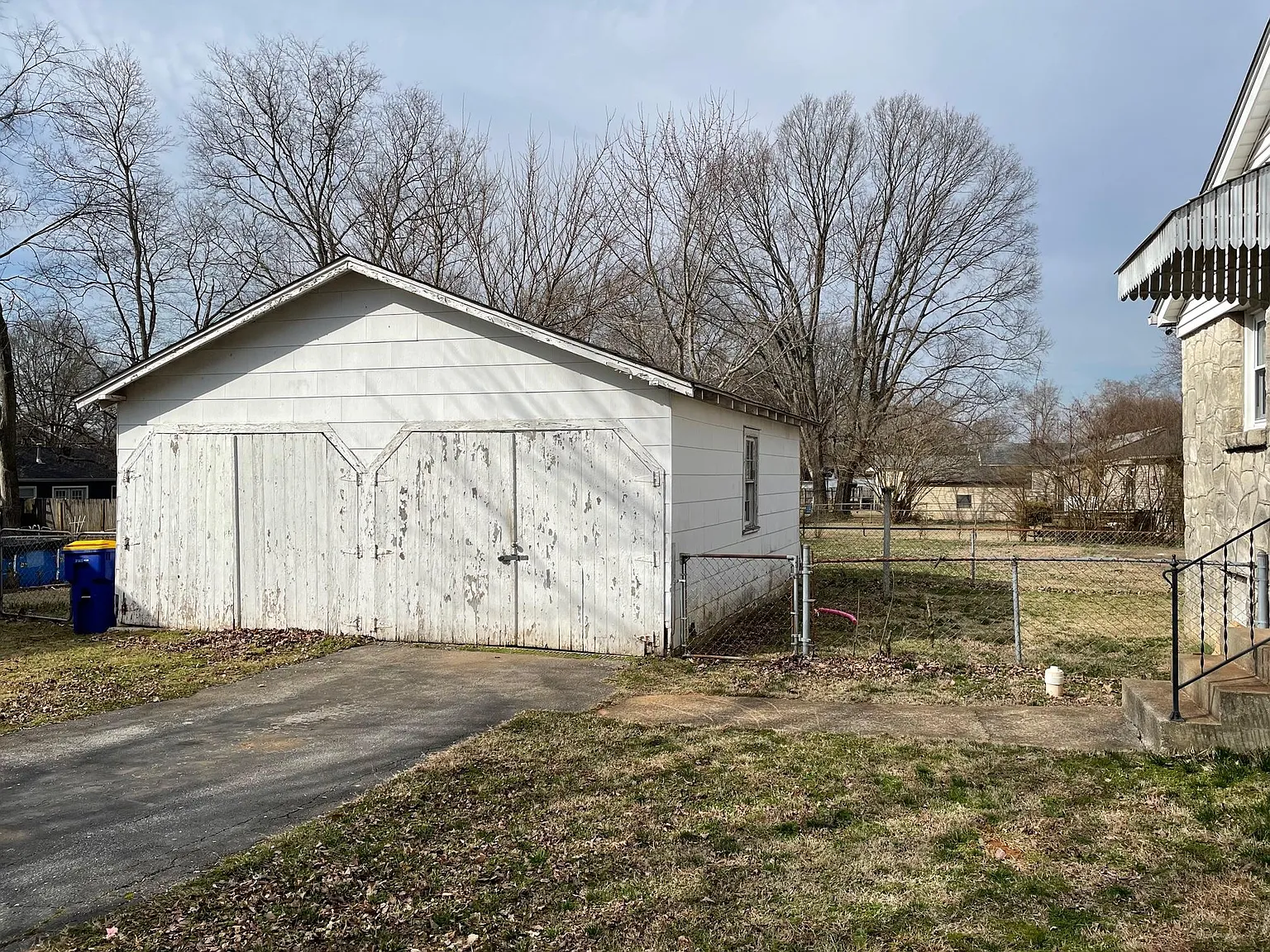 3 bed, 1.5 bath, 1298 sqft, $1,300 — Photo 2