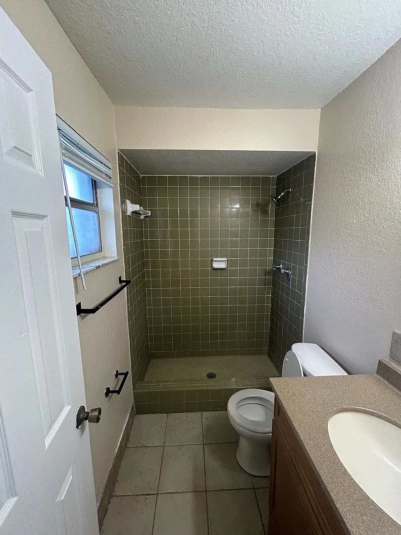 Spacious Three Bedroom Two Bath Home For Rent ! — Photo 3