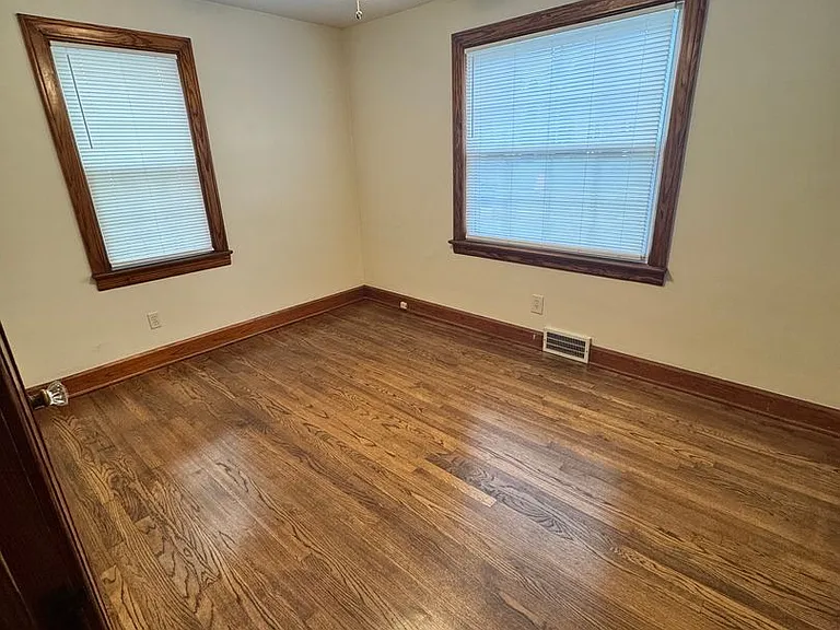 832 Lawrence Ave — Photo 11