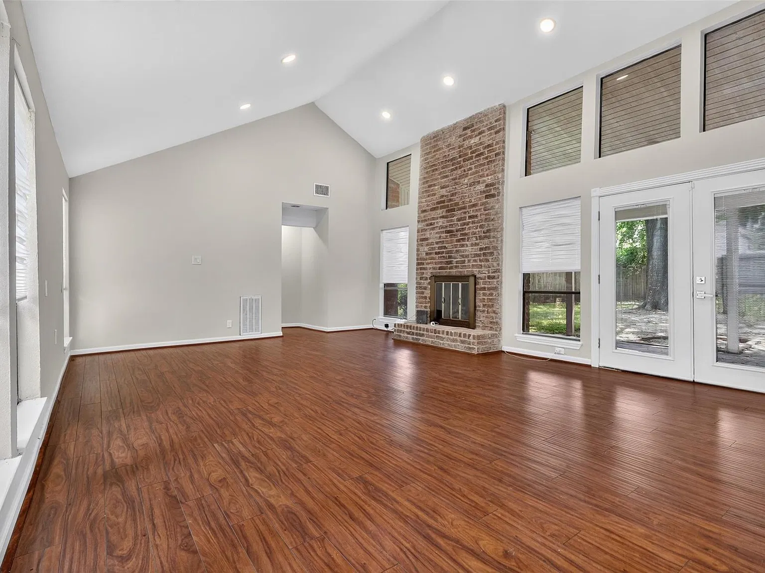 3 bed, 2.5 bath, 2590 sqft, $2,100 — Photo 4