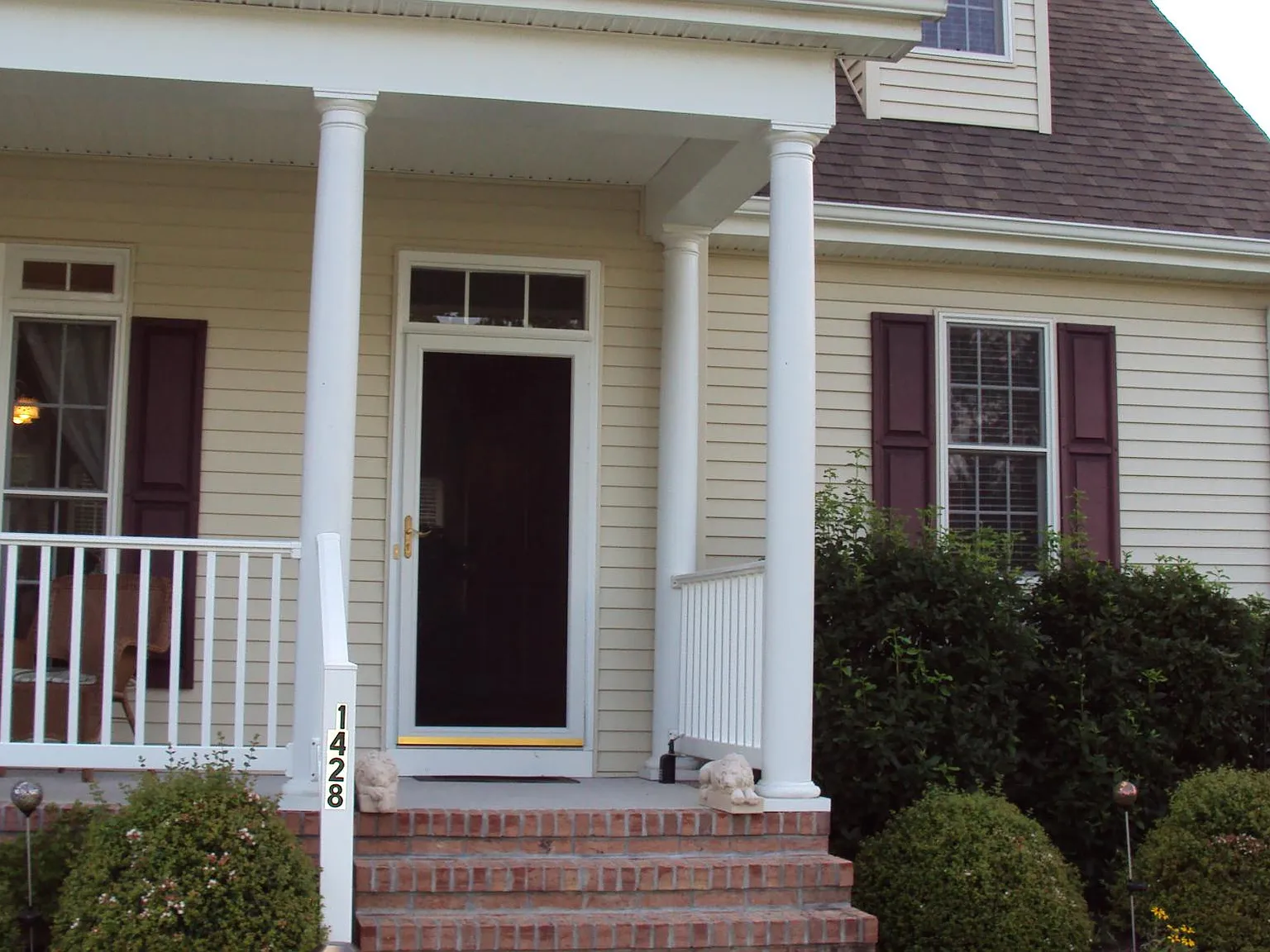 5 bed, 2.5 bath, 2200 sqft, $2,000 — Photo 2