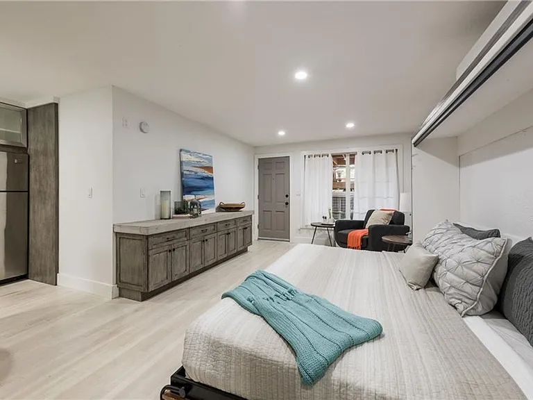 1212 Castle Hill St #7 — Photo 17