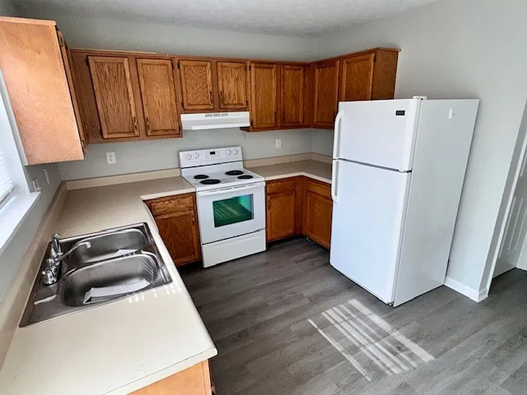 356 Oxford Dr — Photo 2