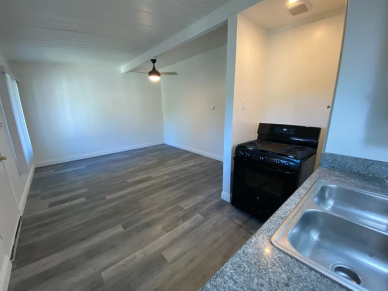 305 N Signal St #5 — Photo 2