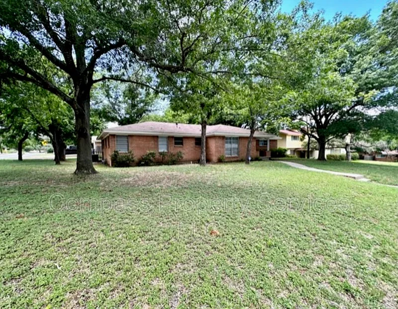 3 bed, 2.0 bath, 1781 sqft, $1,900 — Photo 2