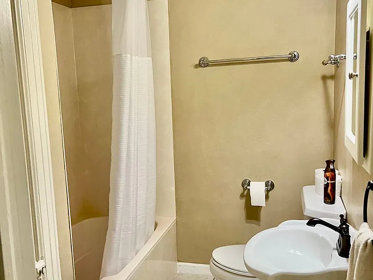 1033 E Kingsbury St — Photo 16