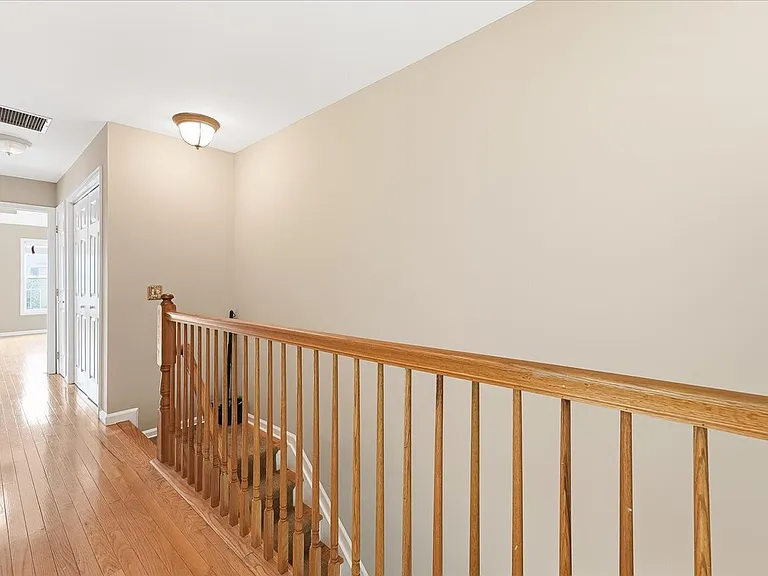 334 Wilshire Dr — Photo 5