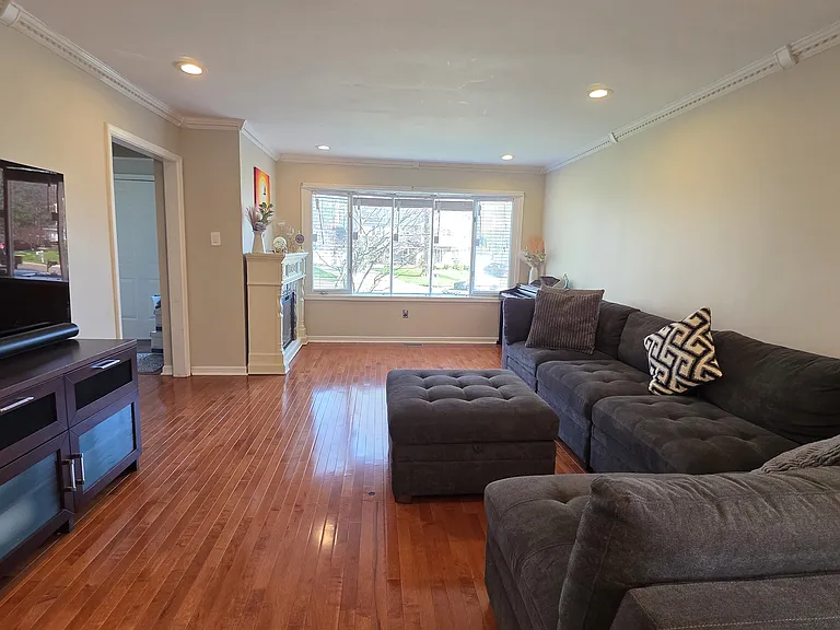 1281 Harrow Cres #1 — Photo 8