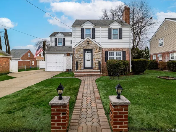 135 Chestnut Street, Lynbrook, NY 11563
