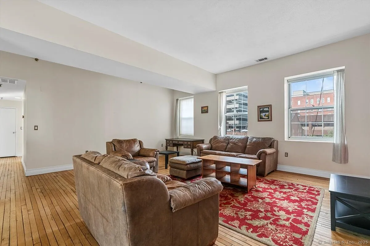 3 bed, 2.0 bath, 1452 sqft, $2,700 — Photo 4
