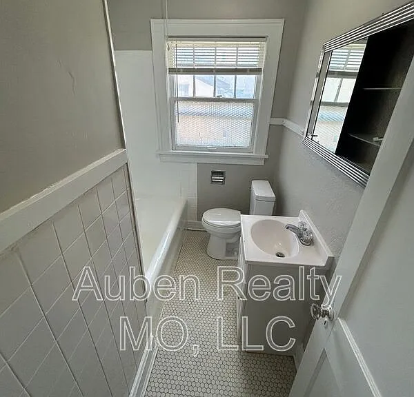 5426 Harrison St #2F — Photo 9