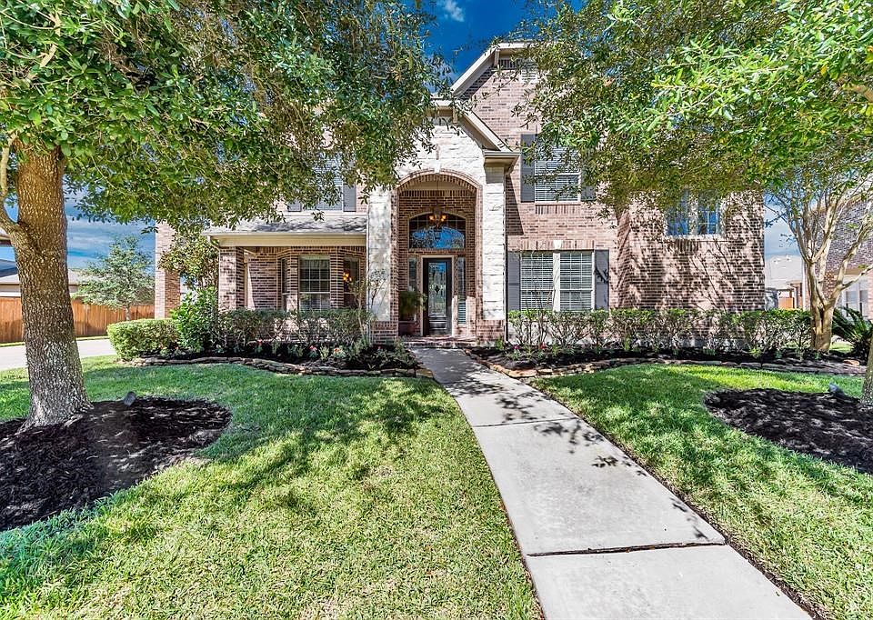 A truly stunning resort style backyard on this Trendmaker home in Southern Trails, culdesac street