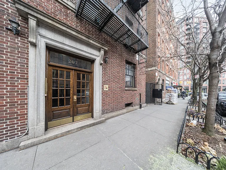 207 W 11th St #1C — Photo 10