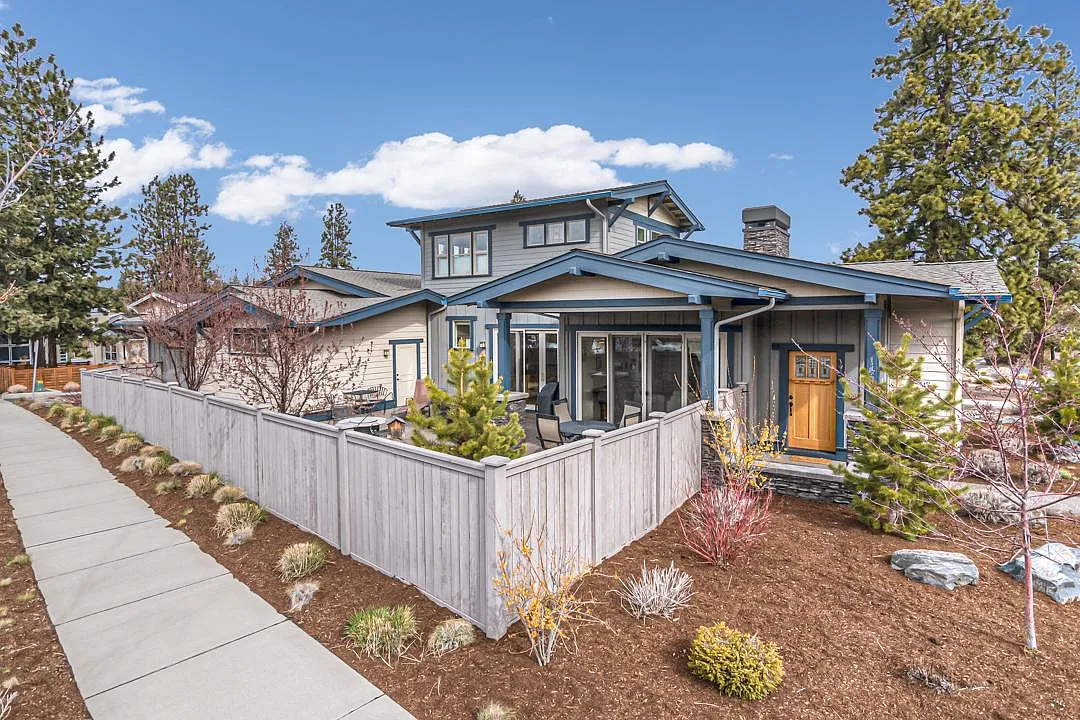 1423 NW Mount Washington Dr — Photo 2