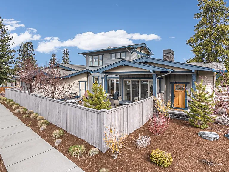 1423 NW Mount Washington Dr — Photo 2