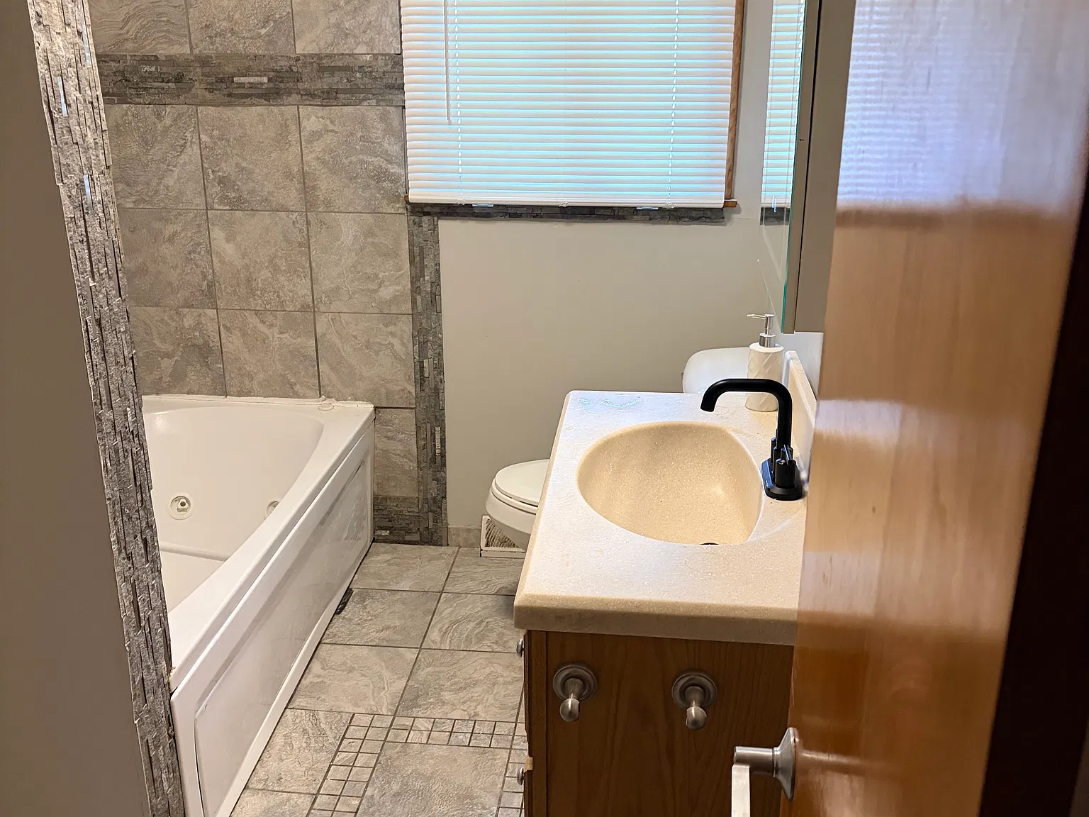 3 bed, 1323 sqft, $2,000 — Photo 3