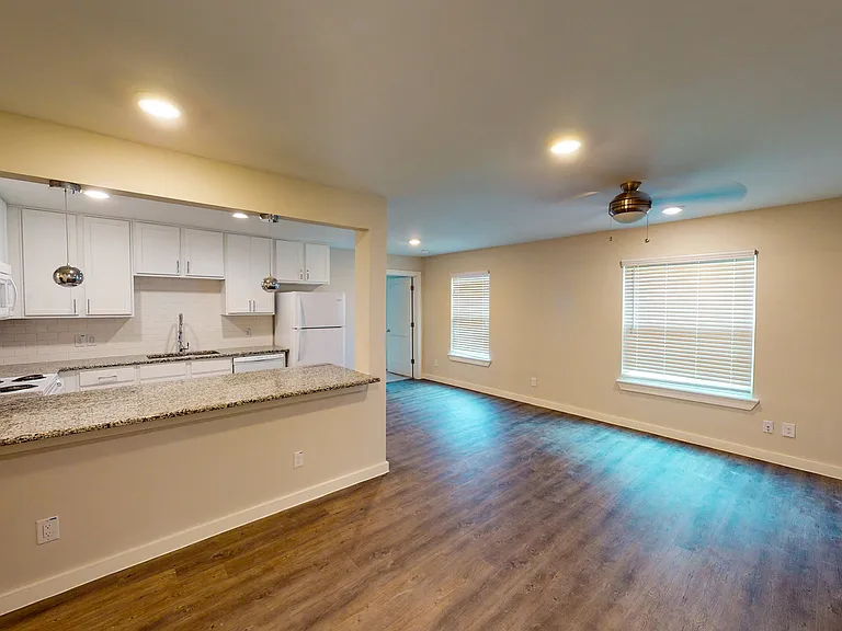 Midtown Apartments — Photo 40