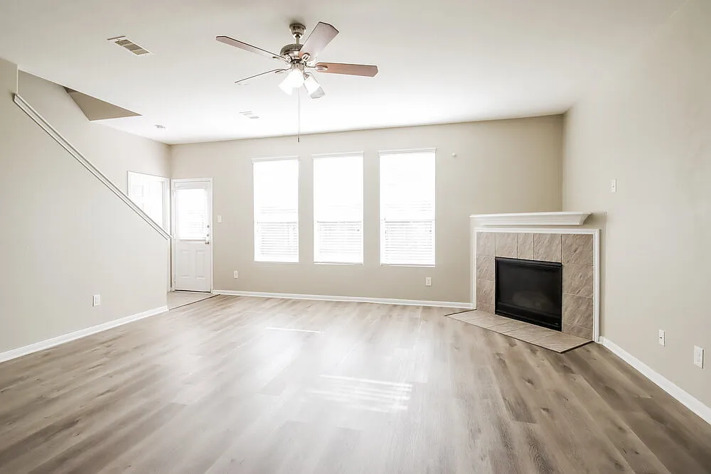 4 bed, 2.5 bath, 2371 sqft, $2,540 — Photo 4