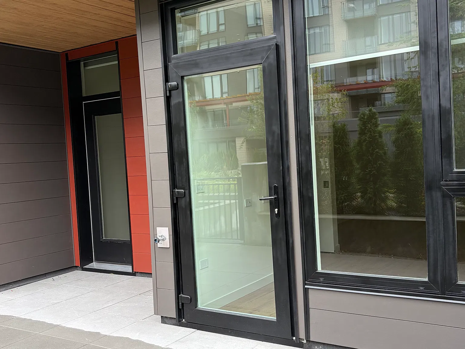 3 bed, $4,550 — Photo 2