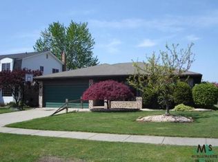 46383 Plum Grove Dr, Macomb, MI 48044