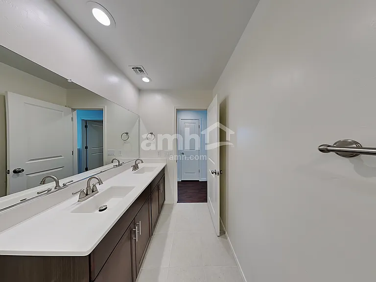 854 E Artesia Pl — Photo 15