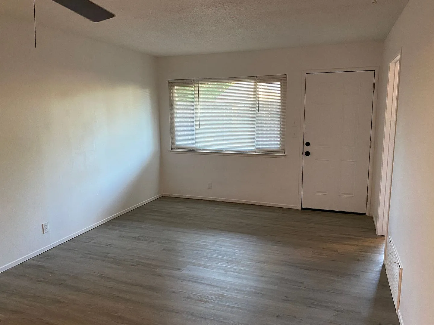 Newly updated pet-friendly, two bedroom w/ garage and yard! — Photo 3