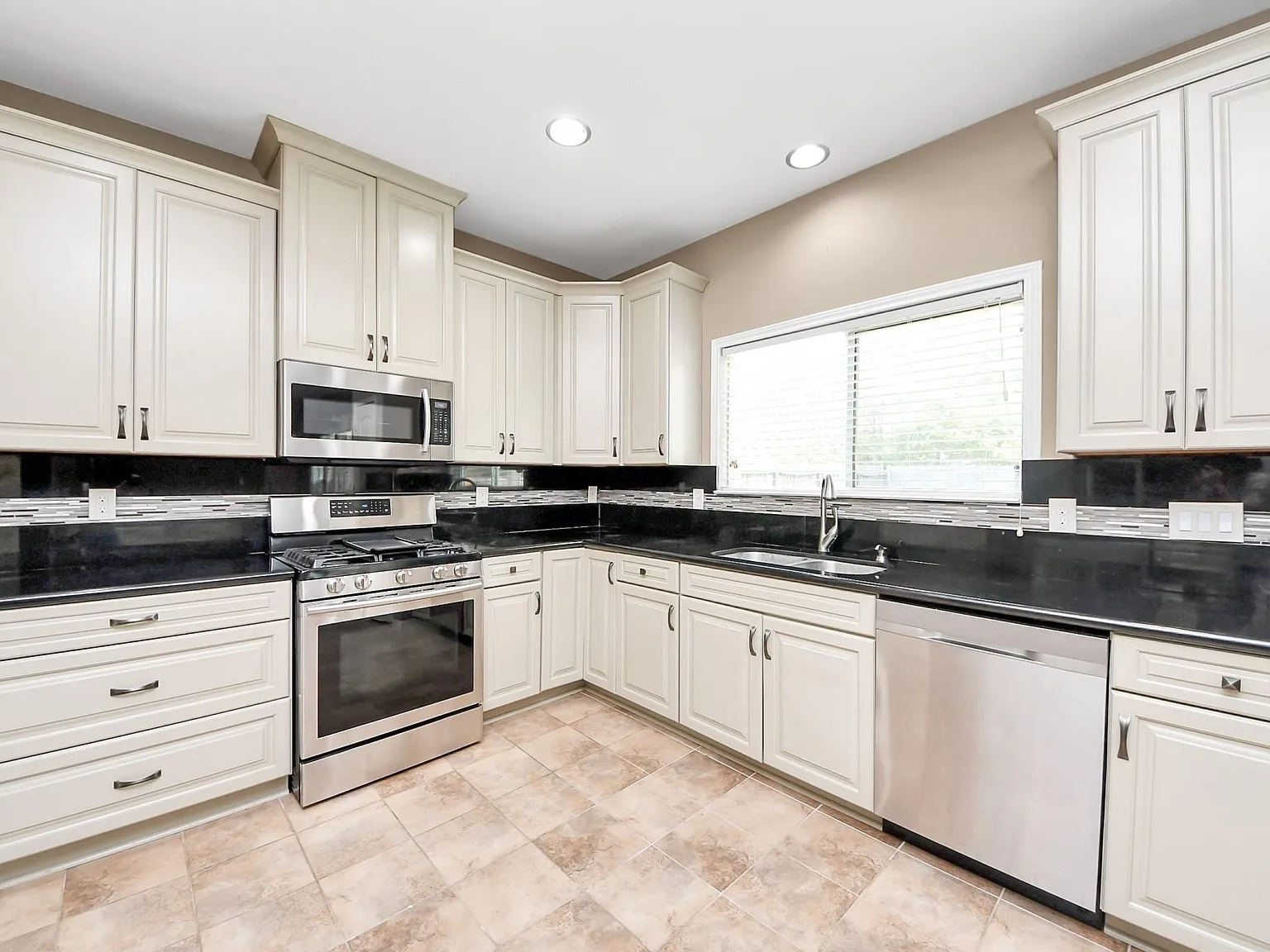 5 bed, 3.0 bath, 2900 sqft, $2,400 — Photo 4