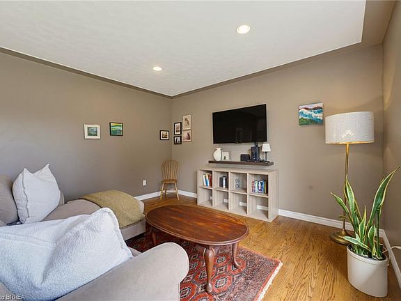 4th image of 87 Ball St