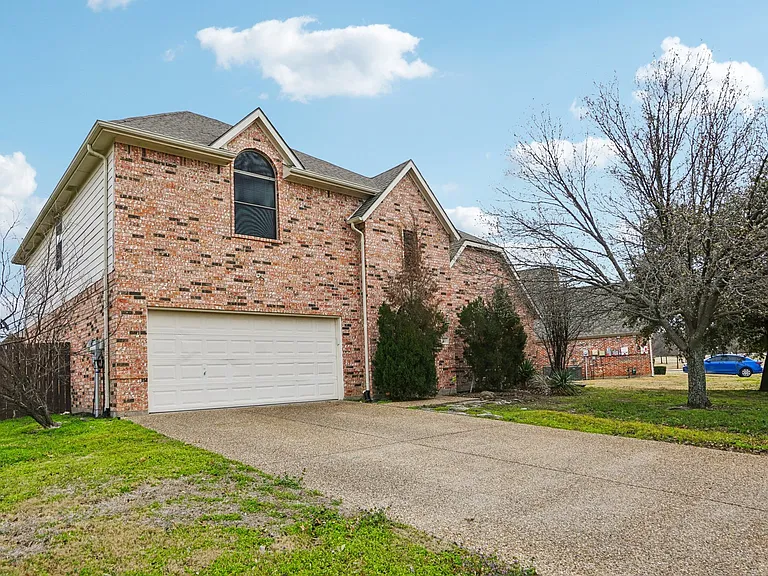 313 Country Lakes Dr — Photo 3