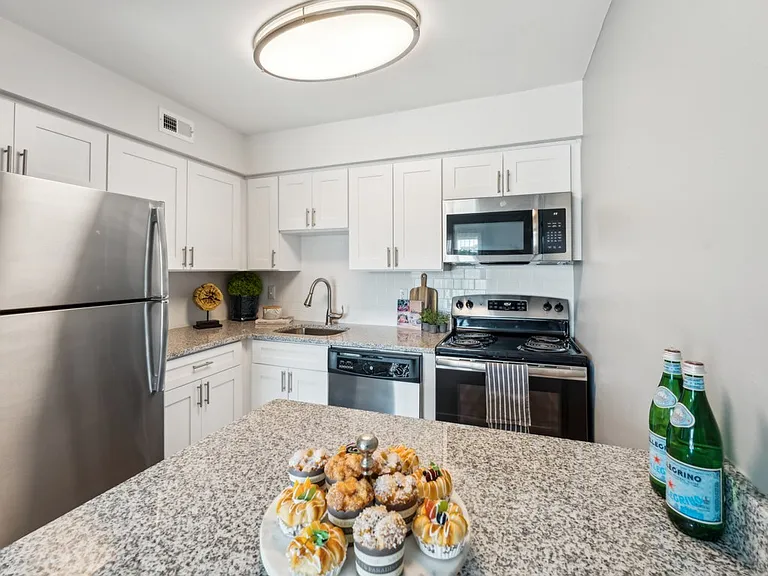 Linkhorn Bay Apartments — Photo 24