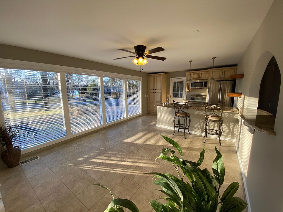 Sun drenched Living Areas with Lake Views to enjoy the tranquility of your new home.