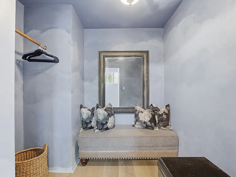 815 Annie St W — Photo 13