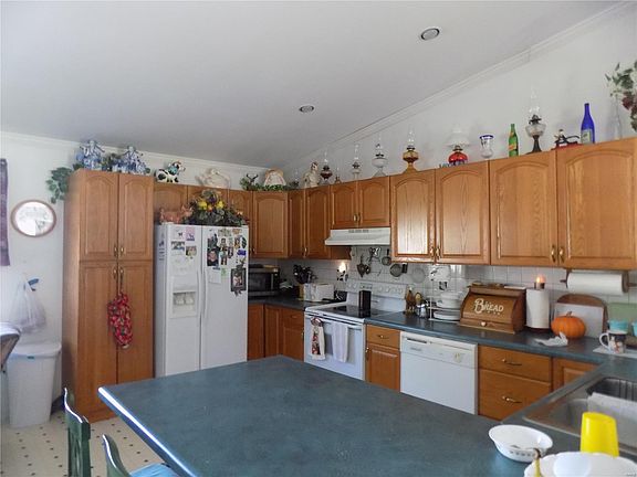 3rd image of 208 N Valle St