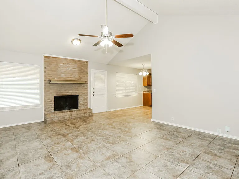 223 N Willow St — Photo 5