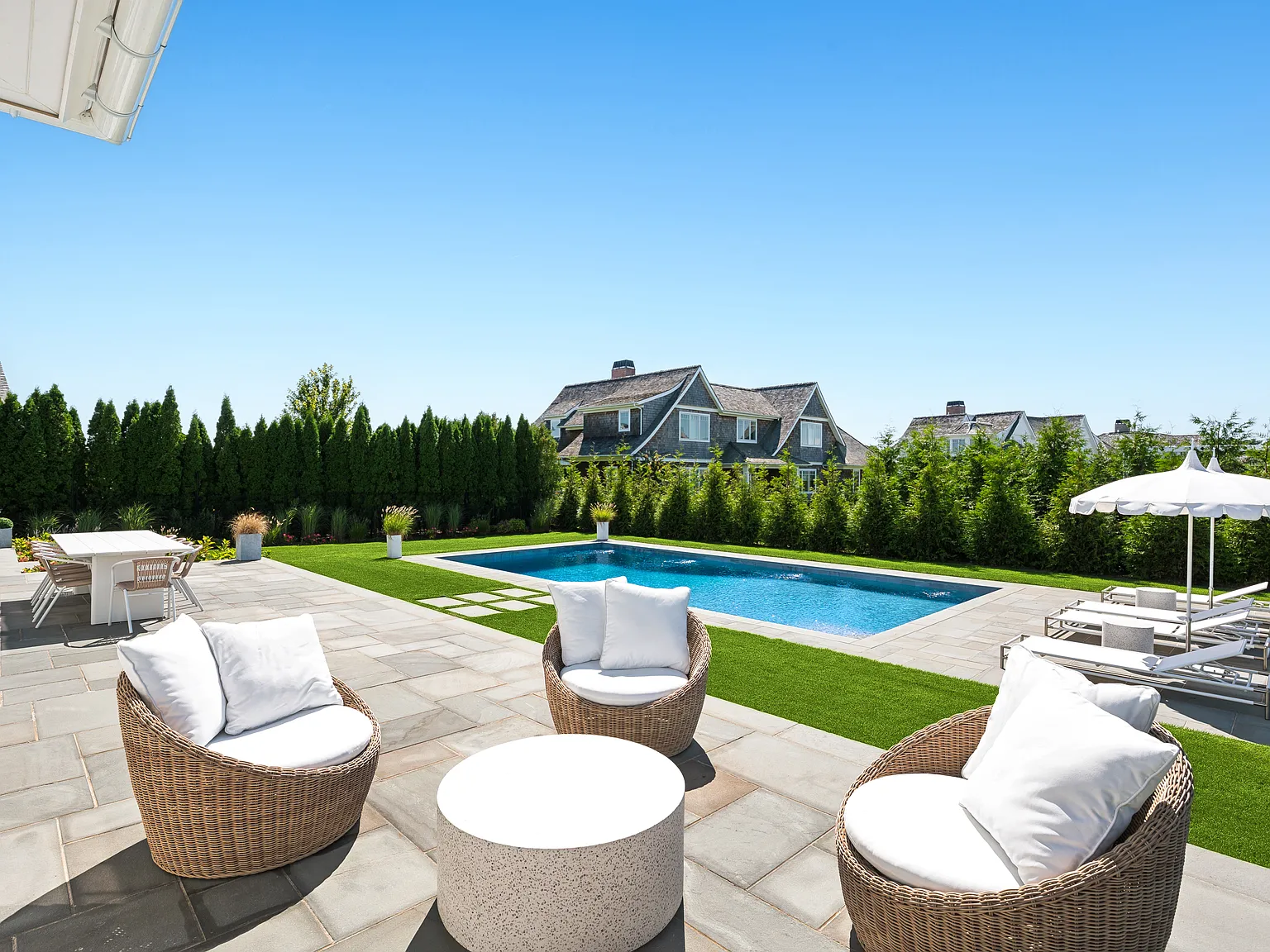 Modern Luxury in Southampton's Premier Enclave — Photo 2
