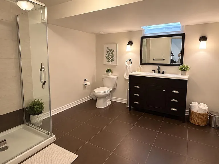 250 Admiral Dr — Photo 17