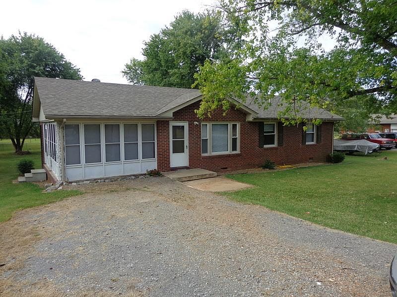 1st image of 120 Lexington Dr