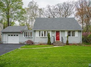 31 Gerard Dr, Waldwick, NJ 07463