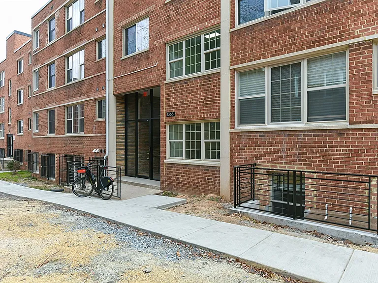 Elevated Northwest DC Living at The Pinnacle — Photo 18
