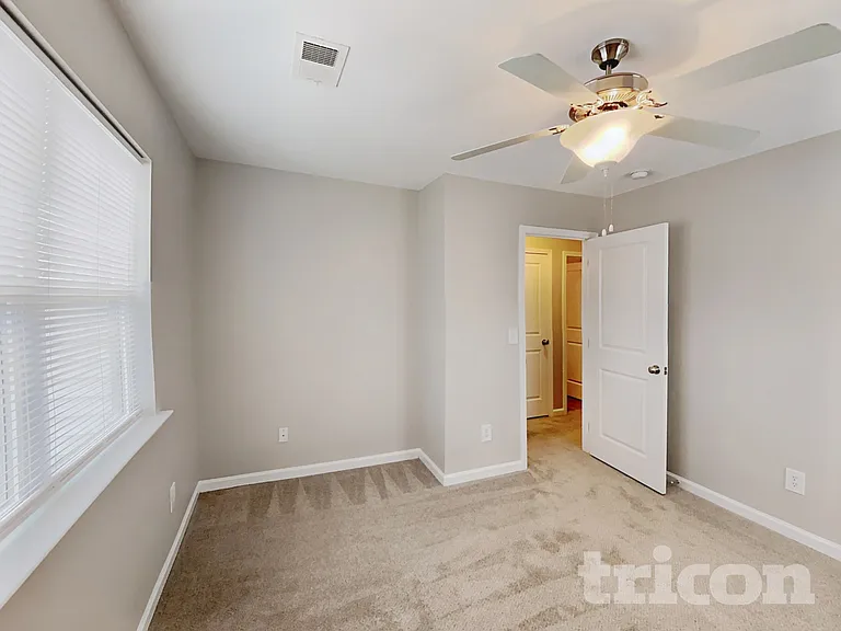 441 Laurel Leaf Dr — Photo 2