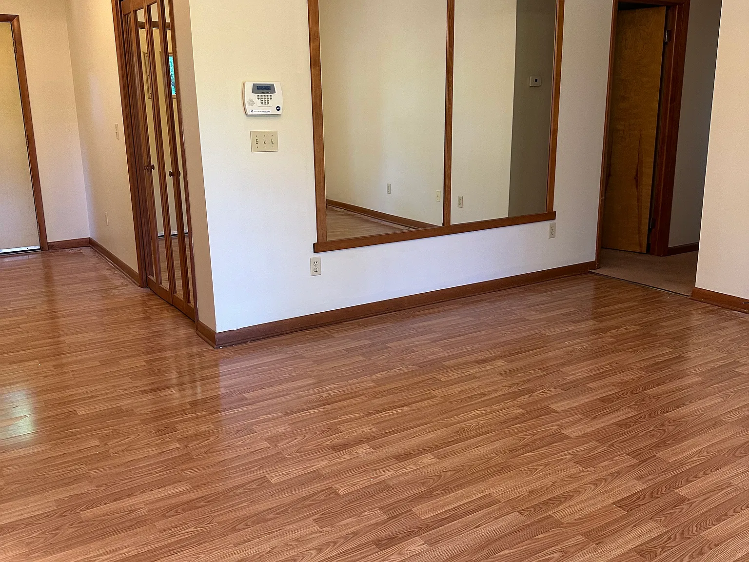 3 bed, 2500 sqft, $1,700 — Photo 2