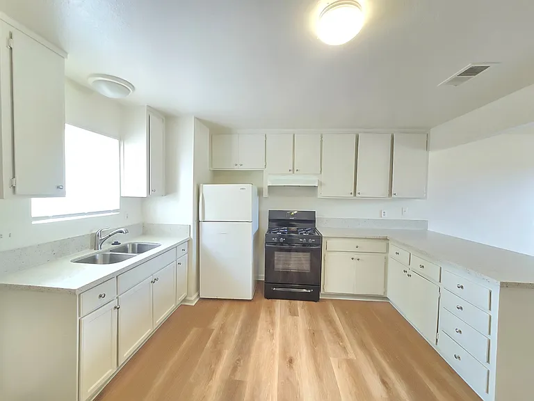 9825 N Loop Blvd #B — Photo 4