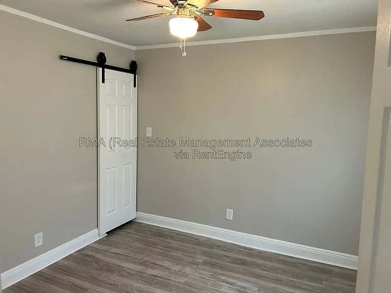 915 E Broadway St — Photo 6