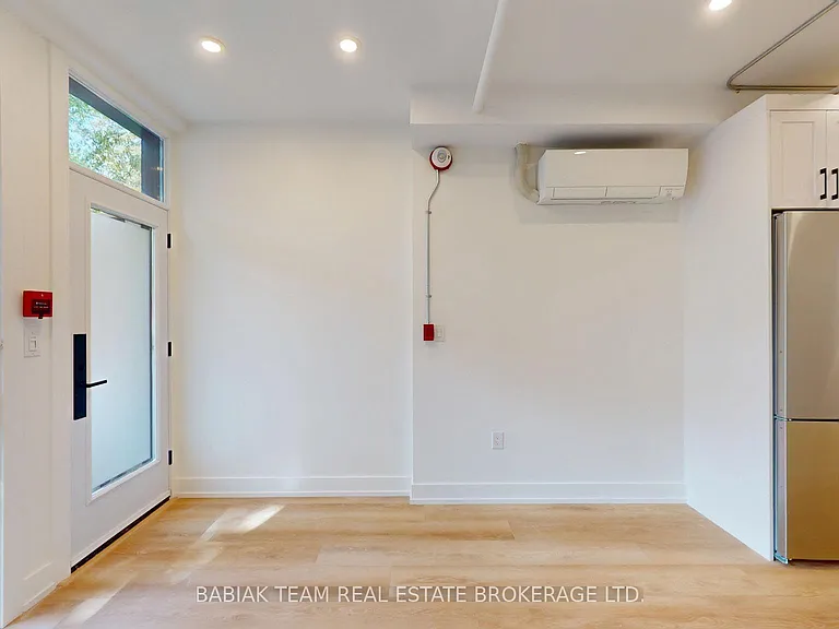 656 Annette St #102 — Photo 4
