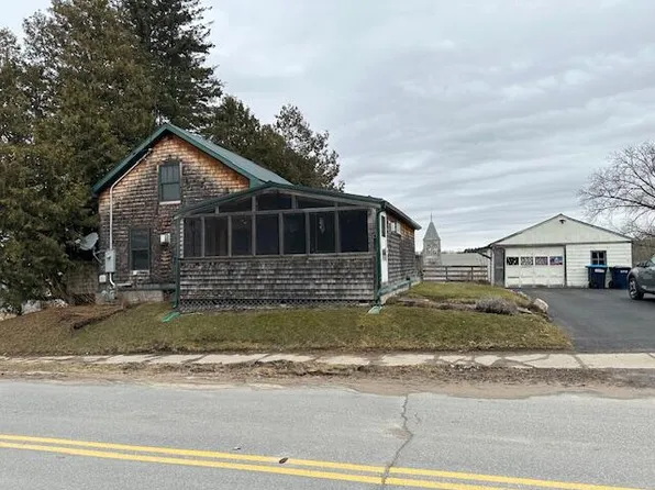 40 Pine St, Champlain, NY 12919