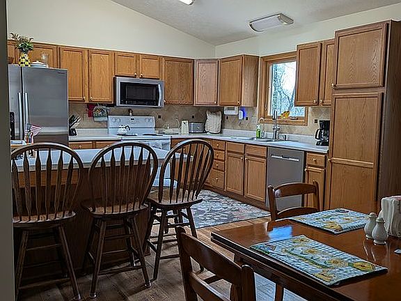 Open kitchen, dining room